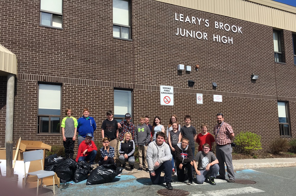 Grade 8 students give back to the community (Photo credit: David Baldwin)